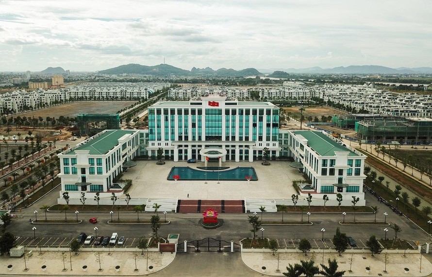 Trụ sở Trung tâm hành chính mới của tỉnh Thanh Hoá nằm kế cận khu đô thị Vinhomes Star City – biểu tượng phát triển mới của Thanh Hoá. 