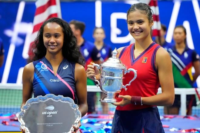 Raducanu (phải) trở thành tay vợt trẻ nhất vô địch US Open kể từ năm 1999. Ảnh: Reuters. 