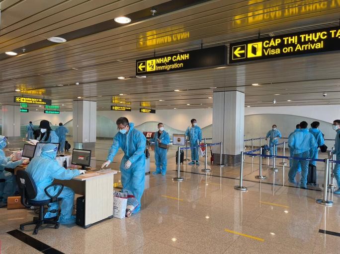 Hành khách làm thủ tục nhập cảnh tại sân bay Vân Đồn. (Ảnh: Người Lao Động)