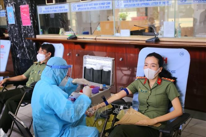 Cán bộ chiến sỹ Cục Quản lý xuất nhập cảnh, Bộ Công an trong ngày tham gia hiến máu tình nguyện. (Ảnh: TTXVN)