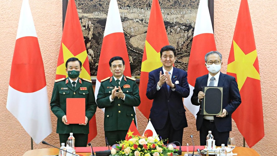 Lễ ký thỏa thuận chuyển giao thiết bị và công nghệ quốc phòng giữa hai Bộ Quốc phòng Việt Nam - Nhật Bản. (Ảnh: Thanh Niên)