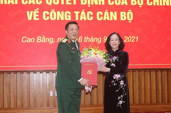 Bà Trương Thị Mai trao quyết định cho ông Trần Hồng Minh - Ảnh: TTXVN