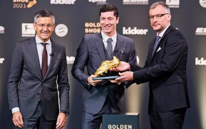 Lewandowski nhận danh hiệu Chiếc giày Vàng châu Âu 2021. Ảnh: Bayern Munich.