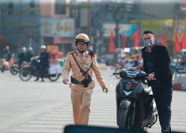 Cảnh sát giao thông Hà Nội xử lý một trường hợp không đội mũ bảo hiểm khi tham gia giao thông.