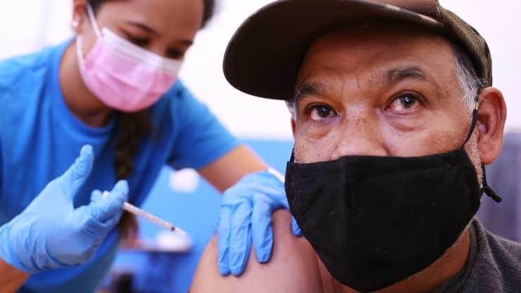 Người dân ở bang California, Mỹ đi tiêm vaccine ngừa COVID-19 . (Ảnh: Getty Images)