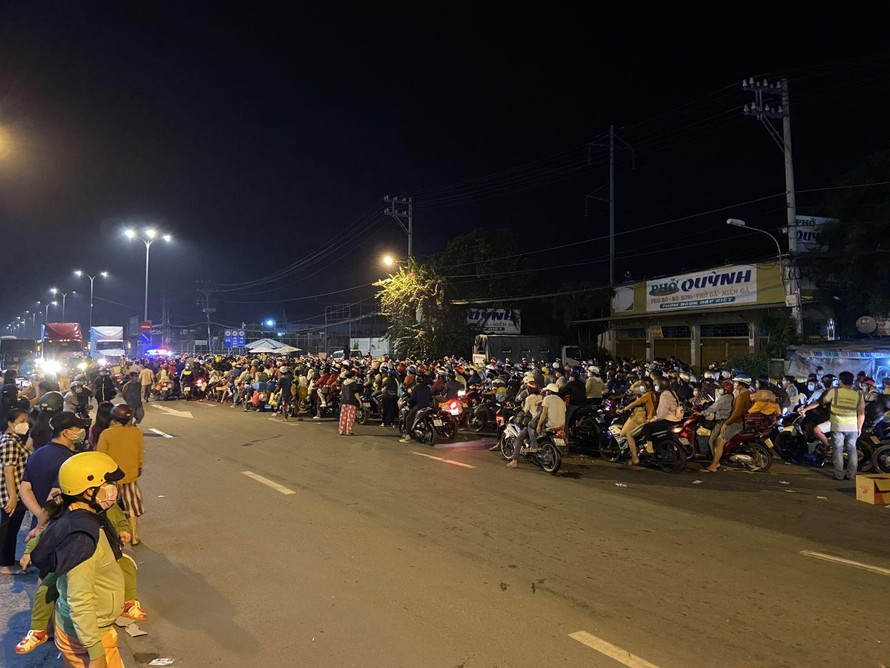 Từ chiều tối 30/9, hàng ngàn người dân TP Hồ Chí Minh đổ về cửa ngõ phía Tây để về quê. (Ảnh: TTXVN)