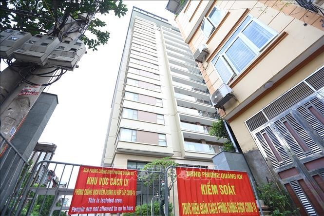 Toà Oakwood Residence Hanoi số 17, ngõ 35 Đặng Thai Mai(Quảng An, Tây Hồ) bị phong tỏa tạm thời. Ảnh: Hoàng Hiếu/TTXVN