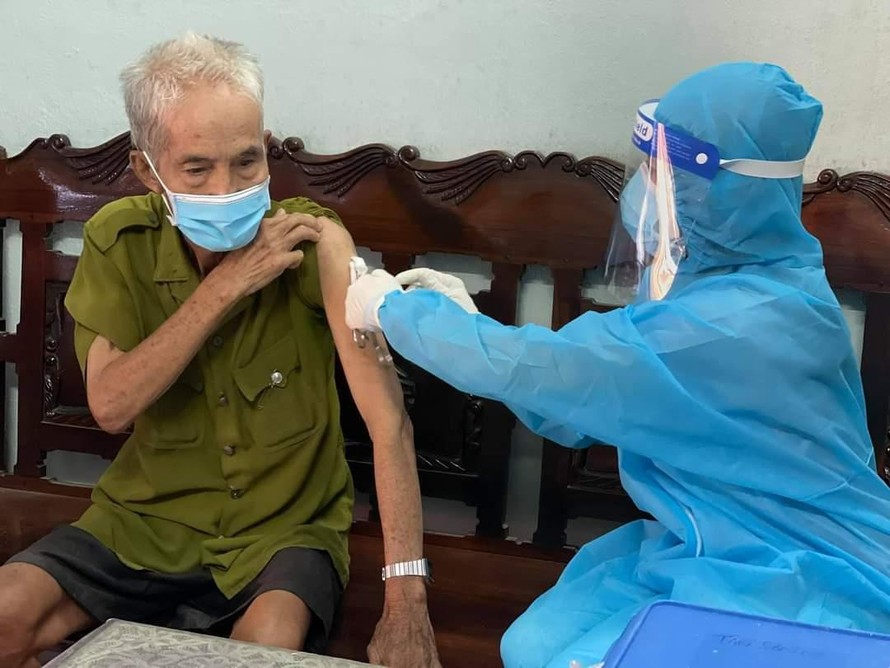 Ảnh: Tiêm vắc xin tại nhà cho người lớn tuổi tại Quận Tân Phú. (Ảnh: TTYT Quận Tân Phú)