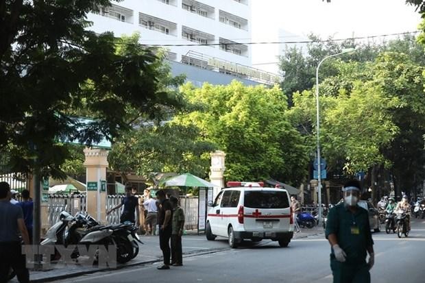 Phong tỏa tạm thời khu D của Bệnh viện Việt Đức. (Ảnh: Minh Quyết/TTXVN)