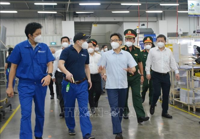 Phó Thủ tướng Chính phủ Vũ Đức Đam thăm, kiểm tra hoạt động sản xuất kinh doanh tại Khu Công nghiệp Linh Trung 1 trong ngày đầu nới lỏng giãn cách xã hội. (Ảnh: TTXVN)