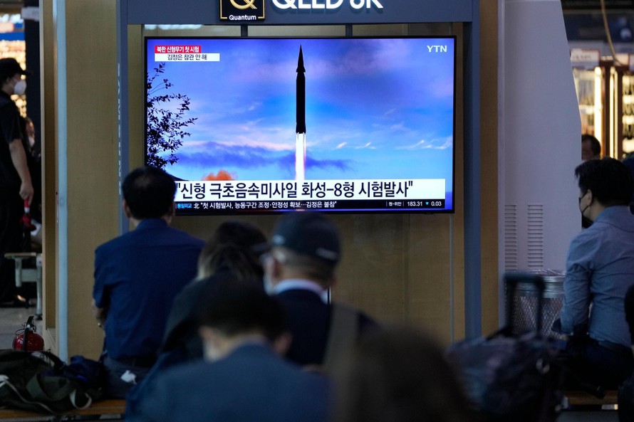 Người dân Hàn Quốc theo dõi cuộc thử nghiệm tên lửa siêu thanh ngày 28/9 của Triều Tiên trên một bản tin. (Ảnh: AP)