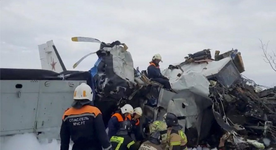 Lực lượng cứu hộ tiếp cận hiện trường rơi máy bay L-410 ở Cộng hòa Tatarstan thuộc Liên bang Nga. Nguyên nhân rơi máy bay có thể do quá tải. (Nguồn: Reuters)