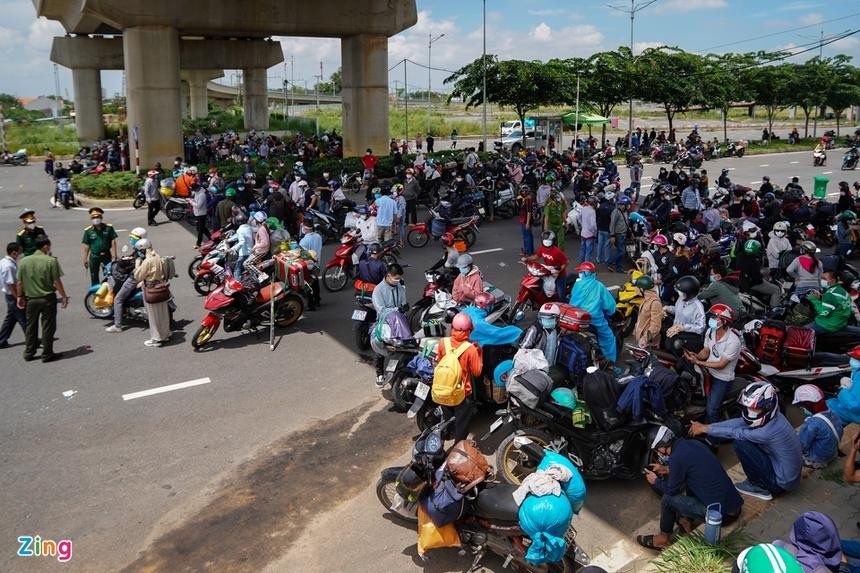 Hàng trăm người dân đi xe máy để về quê đang tập trung tại cửa ngõ phía đông TP.HCM. (Ảnh: Zing)
