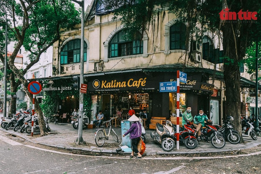 Sáng 14/10, các quán cafe ở Hà Nội đã được đón khách trở lại.