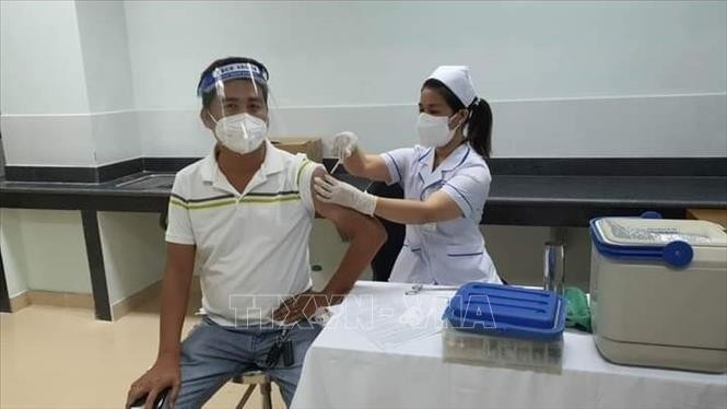 Tiêm vaccine phòng COVID-19 tại điểm tiêm bệnh viện Bà Rịa, tỉnh Bà Rịa-Vũng Tàu. Ảnh: Hoàng Nhị/TTXVN