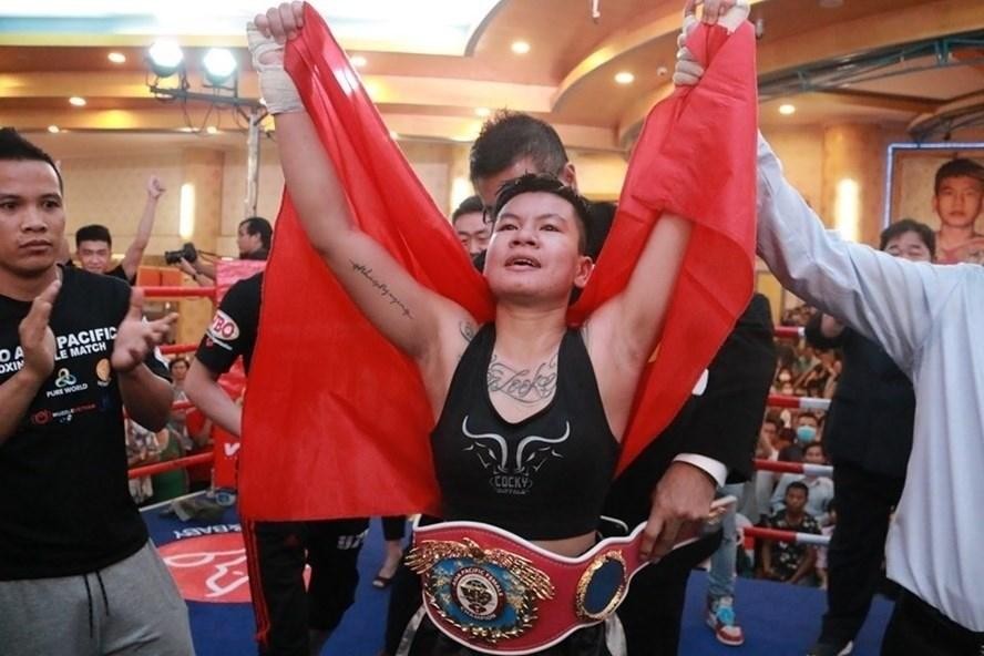 Niềm vui sau khi giành đai vô đich WBO của võ sĩ Nguyễn Thị Thu Nhi. (Ảnh: TN)