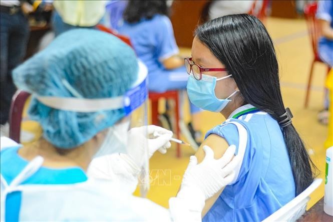 Tiêm vaccine COVID-19 cho học sinh tại Đà Nẵng sáng 2/11. (Ảnh: TTXVN)
