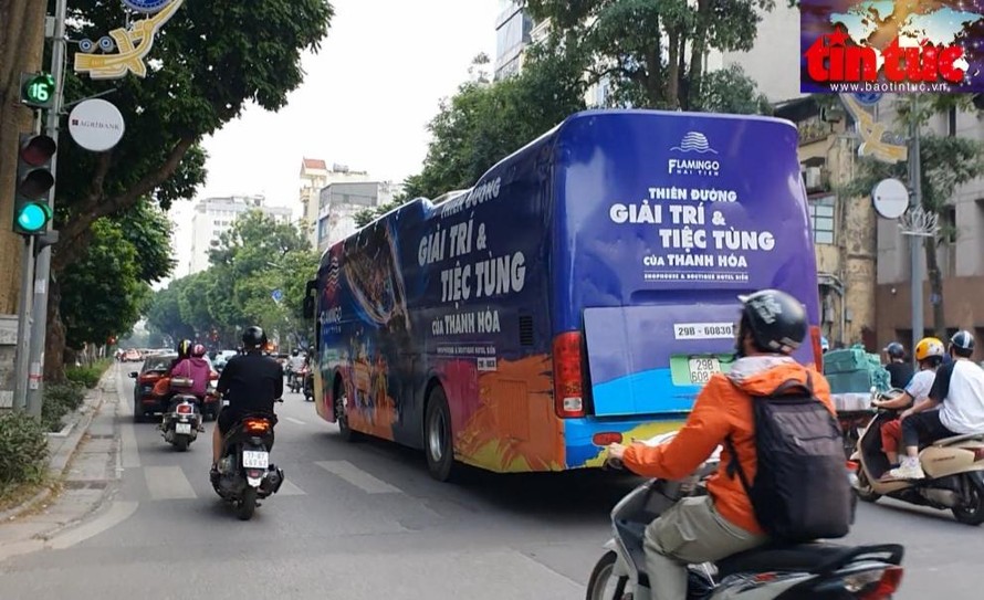 Xe 45 chỗ dán đề can kín xe quảng cáo dự án bất động sản trên phố Bà Triệu (quận Hoàn Kiếm).(Ảnh: TTXVN)