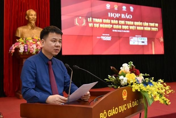 Nhà báo Triệu Ngọc Lâm thông tin về giải báo chí Vì sự nghiệp Giáo dục Việt Nam. (Ảnh: BTC) 