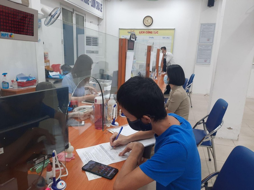 Người lao động đến làm thủ tục nhận trợ cấp bảo hiểm thất nghiệp tại Trung tâm Dịch vụ việc làm Hà Nội. (Ảnh: TTXVN)