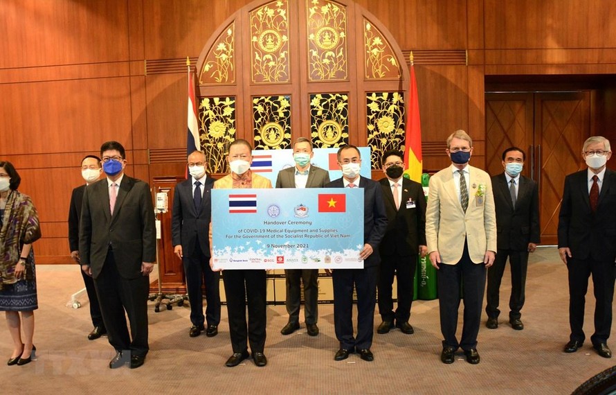Đại sứ Việt Nam tại Thái Lan Phan Chí Thành (bên phải) tiếp nhận tượng trưng lô hàng vật tư y tế từ ông Sanan Angubolkul, Chủ tịch Hội Hữu nghị Thái Lan-Việt Nam. (Ảnh: TTXVN phát)