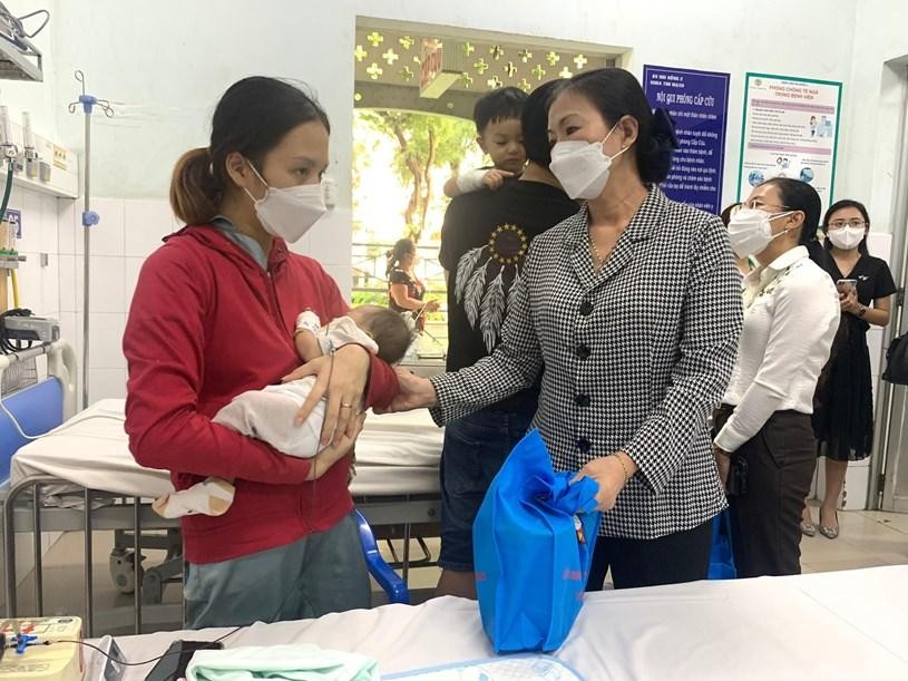 Bà Trương Thị Ánh, Phó chủ tịch Ủy ban Trung ương MTTQ VN đến trao tặng sữa cho các em thiếu nhi có hoàn cảnh khó khăn tại Bệnh viện Nhi đồng 1. (Ảnh: TTXVN) 