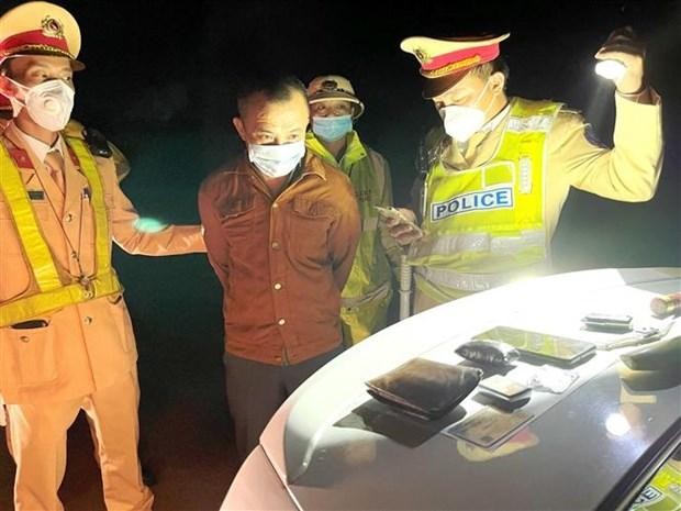 Đối tượng Phan Lê Huy bị phát hiện và bắt giữ khi vận chuyển, tàng trữ trái phép ma túy và vũ khí trên xe. (Ảnh: TTXVN) 
