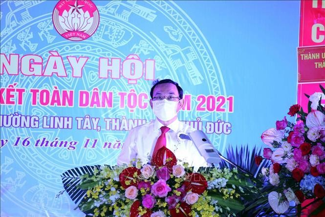 Bí thư Thành ủy Thành phố Hồ Chí Minh Nguyễn Văn Nên phát biểu chúc mừng ngày hội đại đoàn kết toàn dân tộc năm 2021 của khu phố 3, phường Linh Tây, thành phố Thủ Đức. (Ảnh: TTXVN)