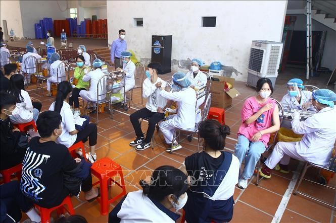 Học sinh tại trường Trung học phổ thông Mạc Đĩnh Chi, thành phố Hải Phòng được tiêm vaccine phòng, chống COVID-19. Ảnh: An Đăng/TTXVN 
