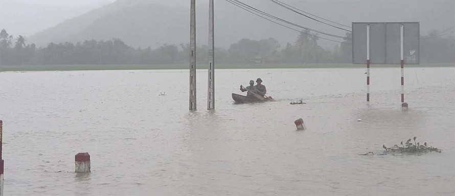 Lũ gây ngập đường ĐT 642 khoảng 1m, người dân huyện Đồng Xuân (Phú Yên) phải dùng sõng đi lại. (Ảnh: Duy Thanh) 