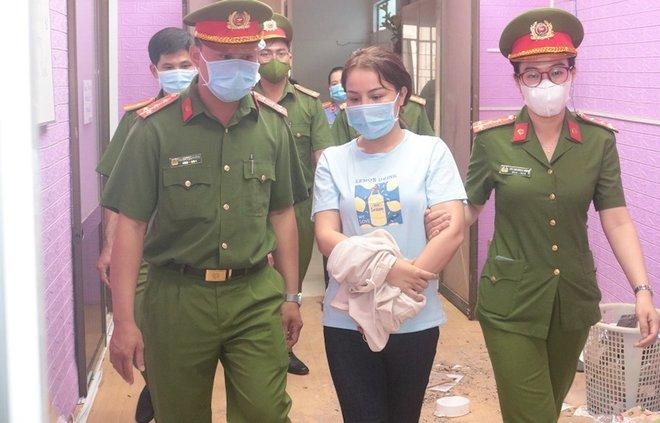 Công an bắt giam Nguyễn Thị Cẩm Nguyên. (Ảnh: Công an Trà Vinh)