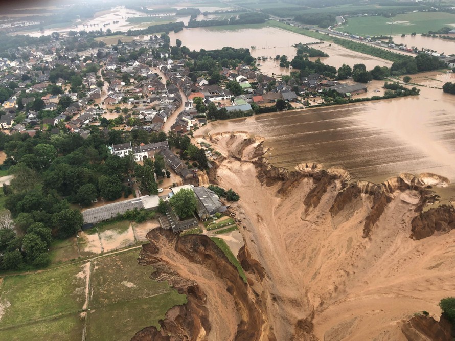 Đất đá sạt lở trong trận lũ lụt lịch sử năm 2021 tại Đức. (Ảnh: NPR)