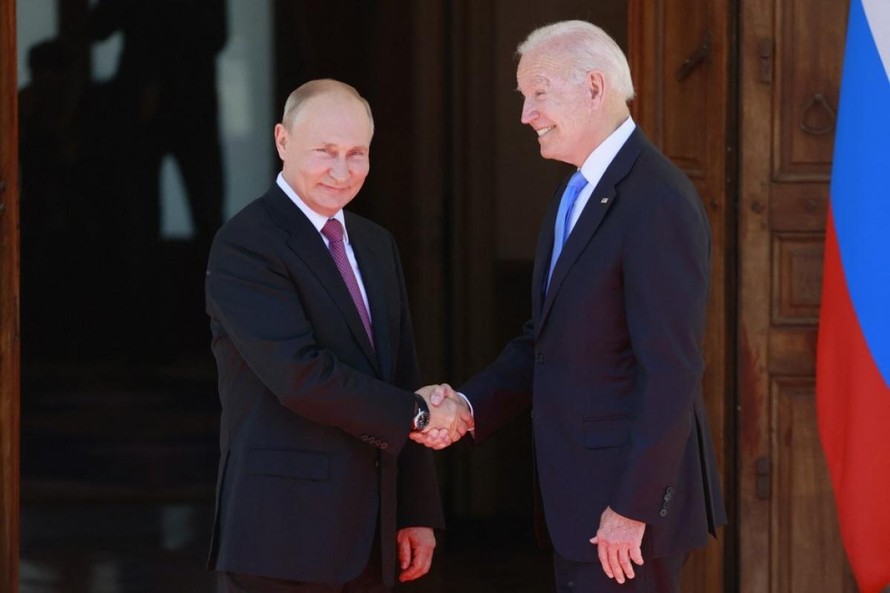 Tổng thống Mỹ Joe Biden và Tổng thống Nga Vladimir Putin dự hội nghị thượng đỉnh Nga - Mỹ tại Geneva, Thụy Sĩ ngày 16/6/2021. Ảnh: Reuters 
