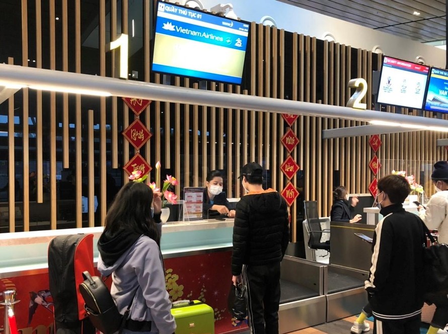 Hành khách làm thủ tục check-in tại Sân bay quốc tế Vân Đồn. 