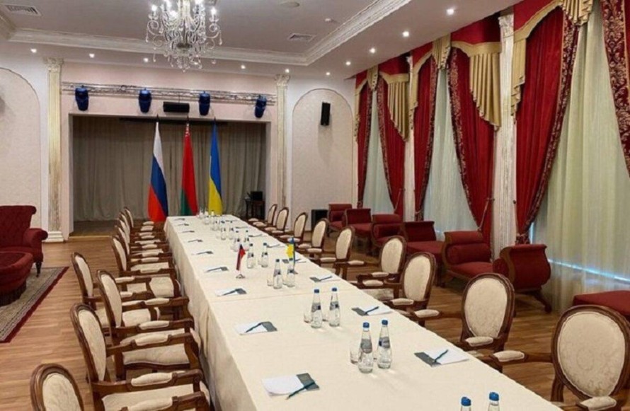 Phòng họp nơi các phái đoàn của Nga và Ukraine đang hội đàm (Twitter / Bộ Ngoại giao Belarus)