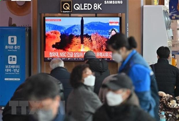Người dân theo dõi qua truyền hình ở nhà ga Seoul (Hàn Quốc) về vụ phóng vật thể chưa xác định của Triều Tiên, sáng 27/2. (Ảnh: AFP/TTXVN)
