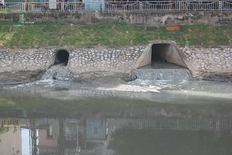 Nước thải sinh hoạt bị xả thải ra sông Tô Lịch.