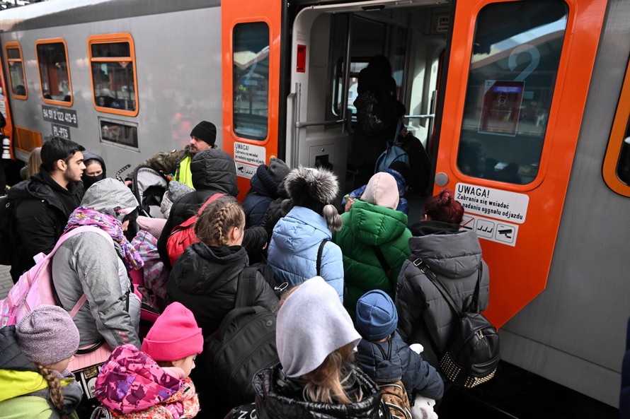Người dân sơ tán khỏi Ukraine. (Nguồn: PAP/TTXVN) 