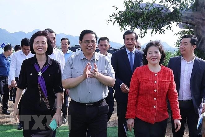 Thủ tướng Phạm Minh Chính đến dự lễ khởi công dự án Tổ hợp Thiên đường sữa Mộc Châu sáng 28/5. (Ảnh: Dương Giang/TTXVN)