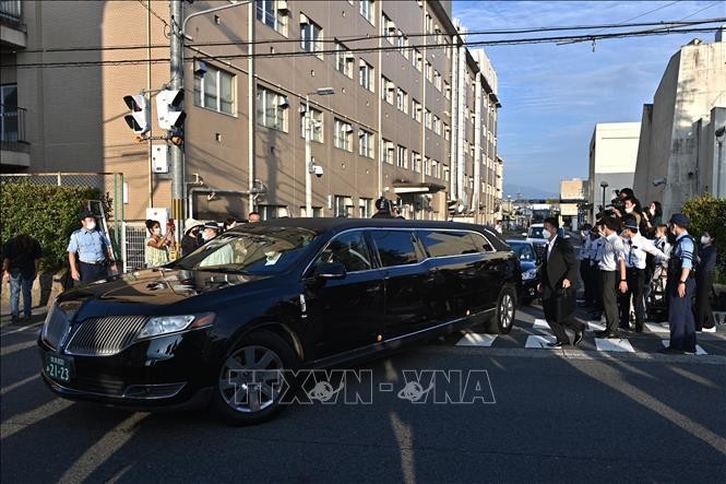 Đoàn xe chở thi hài của cố Thủ tướng Nhật Bản Abe Shinzo rời Bệnh viện Đại học Y Nara về tư gia của ông ở thủ đô Tokyo ngày 9/7/2022. Ảnh: AFP/TTXVN 
