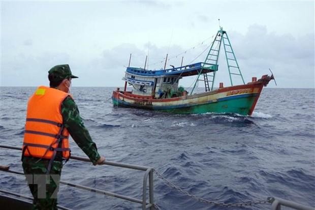 Tổ tuần tra ngăn chặn tàu cá vi phạm hành lang tuyến ống dẫn khí. (Ảnh: TTXVN phát)