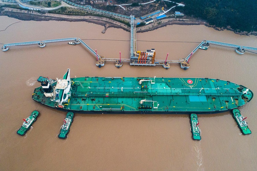Tàu chở dầu thô cập cảng Zhoushan ở thành phố Ninh Ba, tỉnh Chiết Giang, phía đông Trung Quốc năm 2019. Ảnh: AFP.