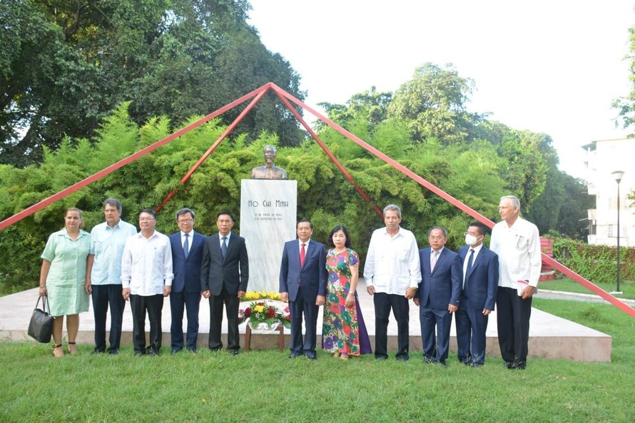 Đoàn đại biểu Ban Tuyên giáo Trung ương dâng hoa Tượng đài Chủ tịch Hồ Chí Minh tại công viên mang tên Người ở thủ đô La Habana. (Ảnh: TTXVN) 