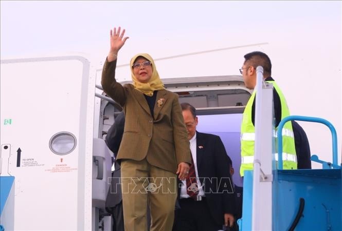 Tổng thống Singapore Halimah Yacob đến Sân bay Quốc tế Nội Bài, Hà Nội. Ảnh: Văn Điệp/TTXVN 
