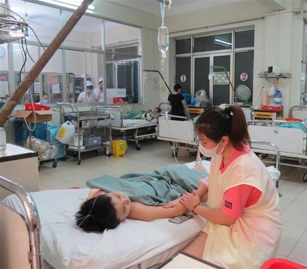 Một bệnh nhân nhi nhỏ tuổi đang được chăm sóc, điều trị tại Bệnh viện đa khoa tỉnh Khánh Hòa. (Ảnh: Phan Sáu/TTXVN) 