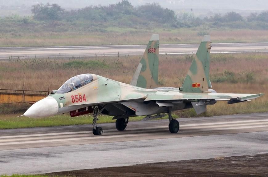 Máy bay Su30 hạ cánh sau khi bay trình diễn trên không phục vụ Triển lãm Quốc phòng quốc tế 2022. (Ảnh: Trọng Đức/TTXVN)