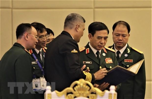 Các đại biểu trao đổi bên lề cuộc gặp không chính thức giữa Bộ trởng Quốc phòng các nước ASEAN với Bộ trưởng Quốc phòng Ấn Độ. (Ảnh: Huỳnh Thảo/TTXVN) 