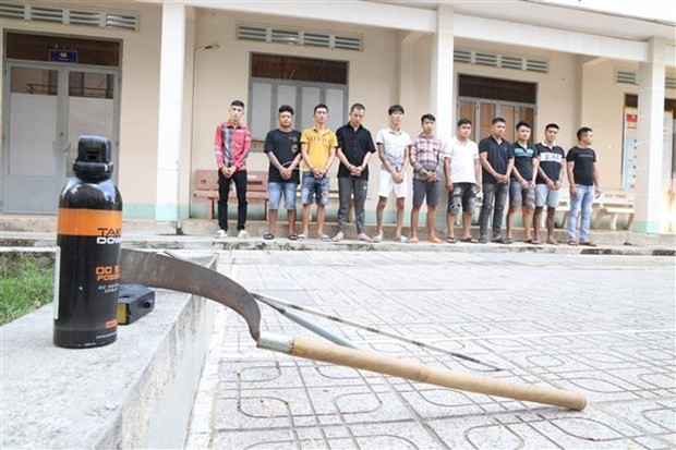 Băng nhóm đối tượng đòi nợ bằng hung khí bị tạm giữ tại Công an huyện Châu Thành, tỉnh Tây Ninh. (Ảnh: Thanh Tân/TTXVN)