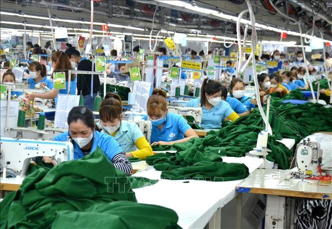 Hoạt động sản xuất diễn ra sôi nổi sau kỳ nghỉ Tết tại Công ty TNHH Pi Vina Đà Nẵng (Khu công nghiệp Hòa Khánh). Ảnh: Quốc Dũng/TTXVN