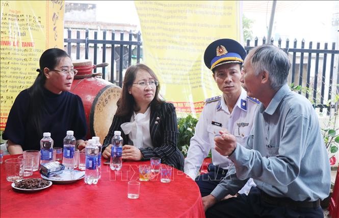 Bí thư Tỉnh ủy Quảng Ngãi Bùi Thị Quỳnh Vân (ngoài cùng, bên trái) thăm hỏi thân nhân gia đình có người tử vong do tai nạn. 